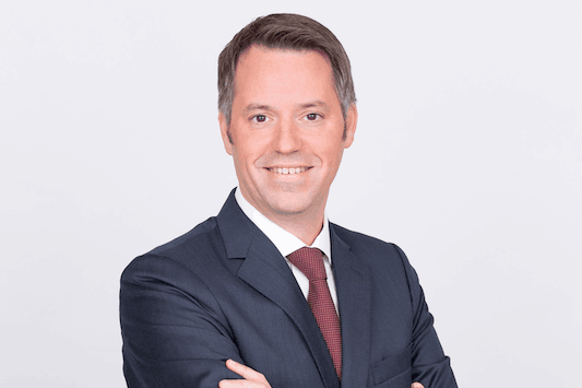 Patrick Mischo endosse le costume d’unique capitaine du navire Allen&Overy Luxembourg. (Photo: Anthony Dehez /Archives Maison Moderne)