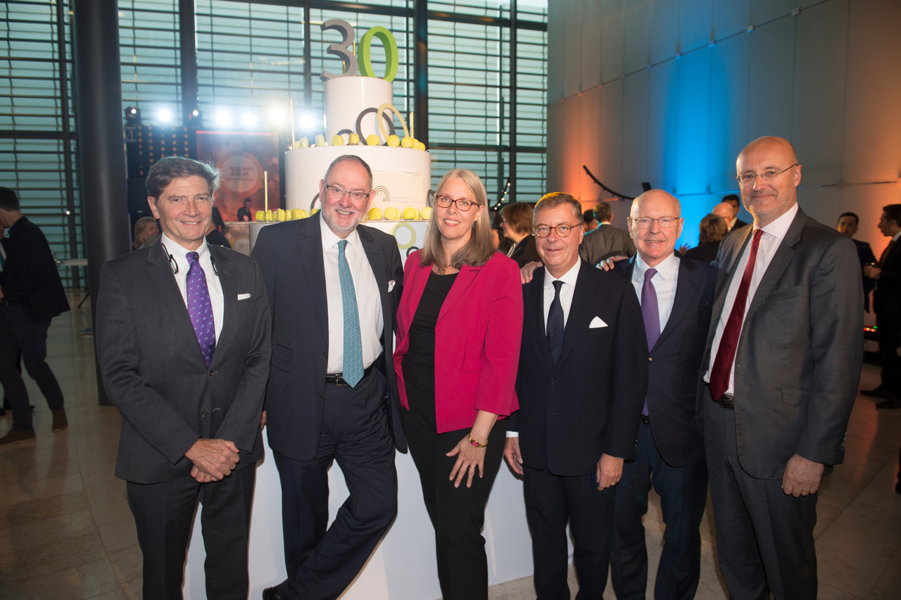 Patrick Zurstrassen avait posé en 2018 avec les autres présidents de l’Alfi (présidée entre-temps par Corinne Lamesch) lors de la soirée célébrant les 30 ans de l’association. De gauche à droite: Thomas Seale (président entre 2003 et 2007), Rafik Fischer (président entre 1998 et 2001), Denise Voss (présidente entre 2015 et 2019), Claude Kremer (président entre 2007 et 2011), Patrick Zurstrassen et Marc Saluzzi (président entre 2011 et 2015). (Photo: Anthony Dehez/Archives Paperjam)