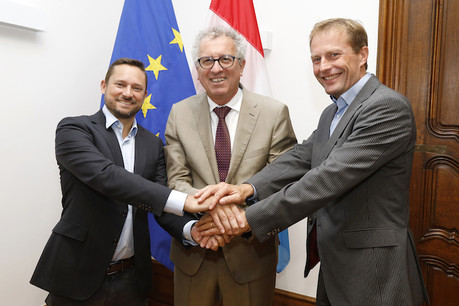 Michael Pechner , CEO de Digicash/Payconiq Luxembourg, Pierre Gramegna , m inistre de s Finance s et Duke Prins , CEO de Payconiq International , ce mardi lors de la réception de la première licence PIS . (Photo: Payconiq)