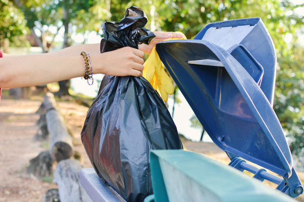 À défaut de savoir si un produit est biodégradable, réutilisable ou recyclable, certains sont jetés parmi les déchets communs. Le PCDS incite à mieux informer à ce propos. (Photo: Shutterstock)