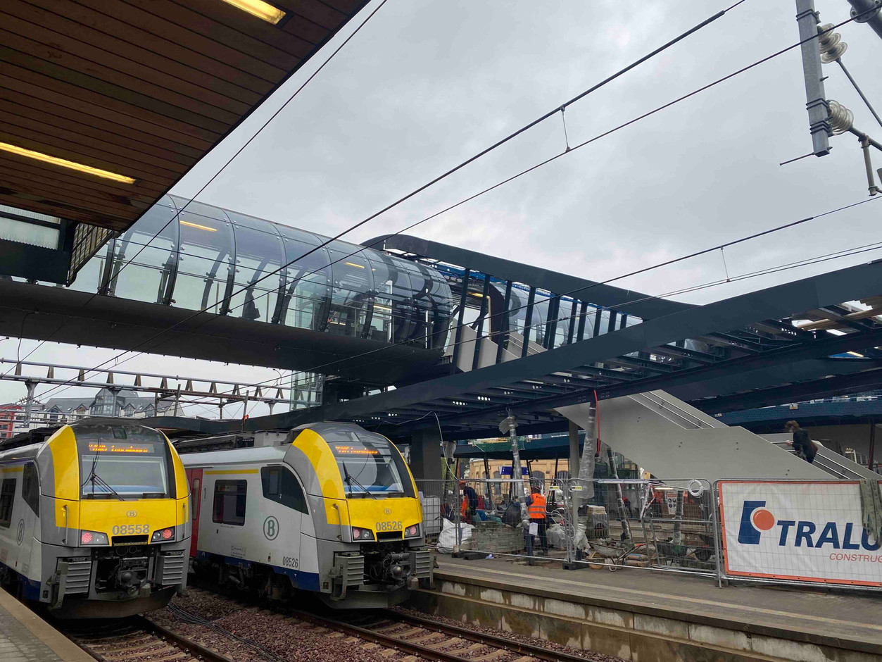 Like its predecessor, the footbridge overlooks the platforms of Luxembourg station (Photo: Paperjam)