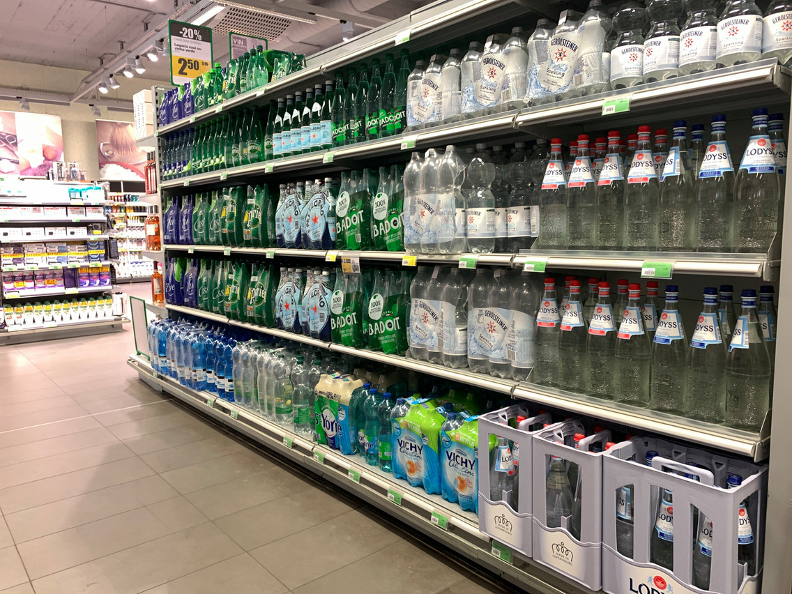 Les linéaires d’eau gazeuse ne désemplissent pas au Luxembourg, contrairement aux craintes exprimées par le producteur italien Acqua Sant’Anna. (Photo: Maison Moderne)