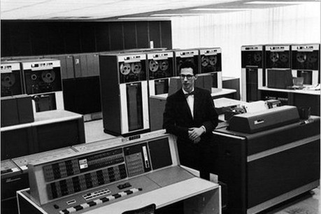 Ordinateur personnel, mot de passe... Fernando Corbató est passé à l’informatique après trop de calculs pendant son doctorat en physique moléculaire. (Photo: MIT)