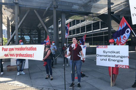 Les délégués du personnel des entreprises de gardiennage se sont réunis pour un piquet de protestation, vendredi 29 mai, devant le siège de la Fedil Security Services. (Photo: Paperjam)