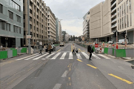 Le chantier du tram avance et s’accompagne de travaux sur la chaussée. (Photo : Paperjam)