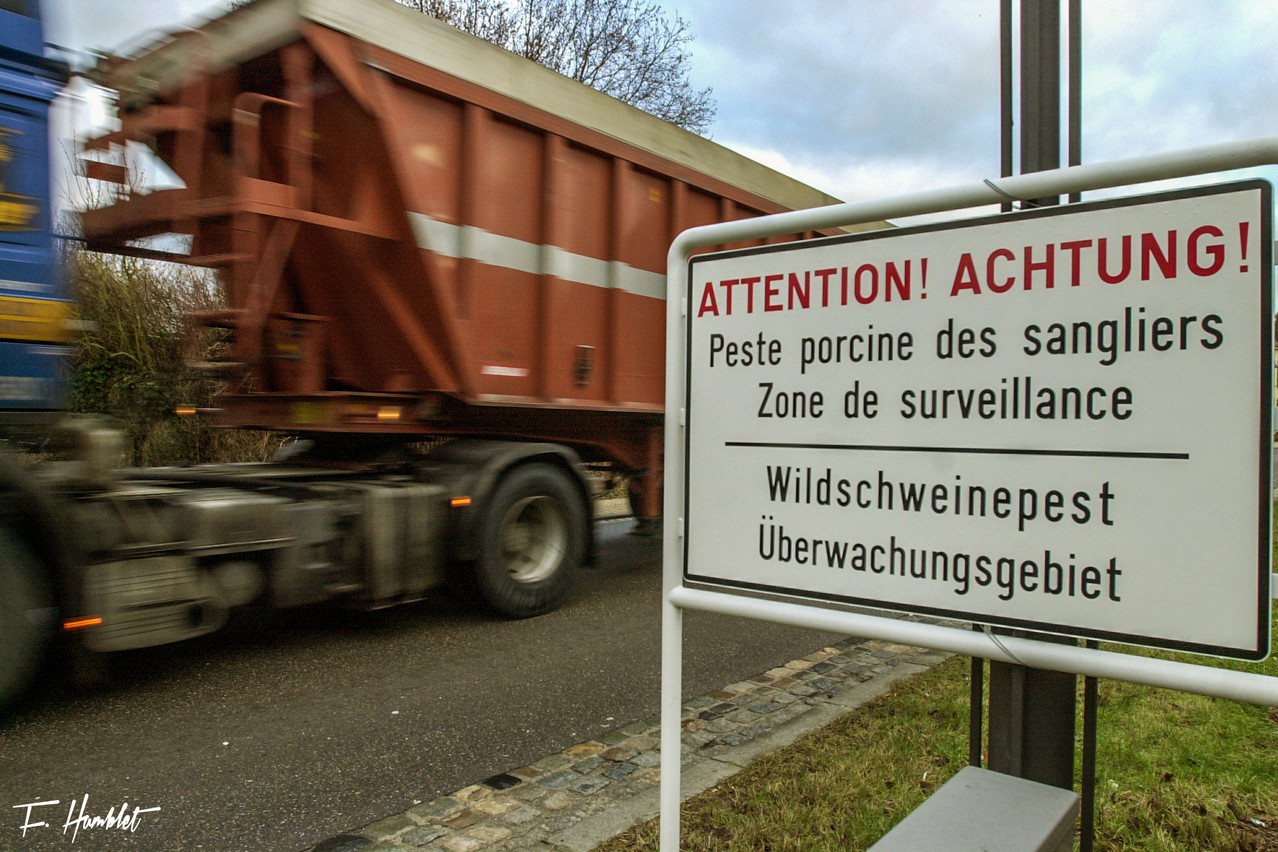 Lors des crises de 2002 et 2003, le Luxembourg avait installé des panneaux d’avertissement aux frontières. (Photo: Frédéric Humblet)