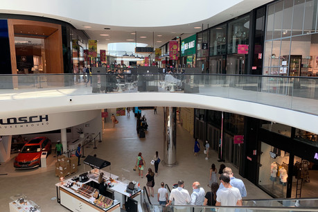 Le passage s’est accentué au centre commercial de la Cloche d’Or en ce premier jour des soldes d’été (Photo: Paperjam)