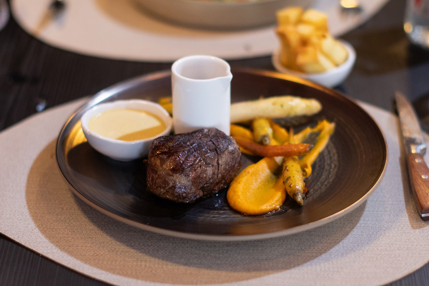 Irish Prime fillet of beef, red wine sauce, carrots and béarnaise sauce. Photo: Guy Wolff/Maison Moderne