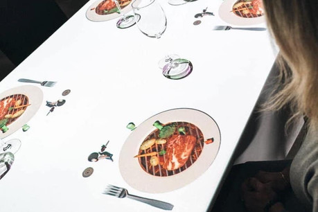 Projeté sur la table, Le Petit Chef annonce la suite du repas avec humour. (Photo: Le Petit Chef)