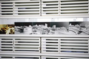 Michel Petit a souhaité avoir dans son bureau un meuble à tiroirs pour avoir accès à tout moment à l’ensemble des projets sur lesquels le bureau travaille.  (Photo: Matic Zorman/Maison Moderne)