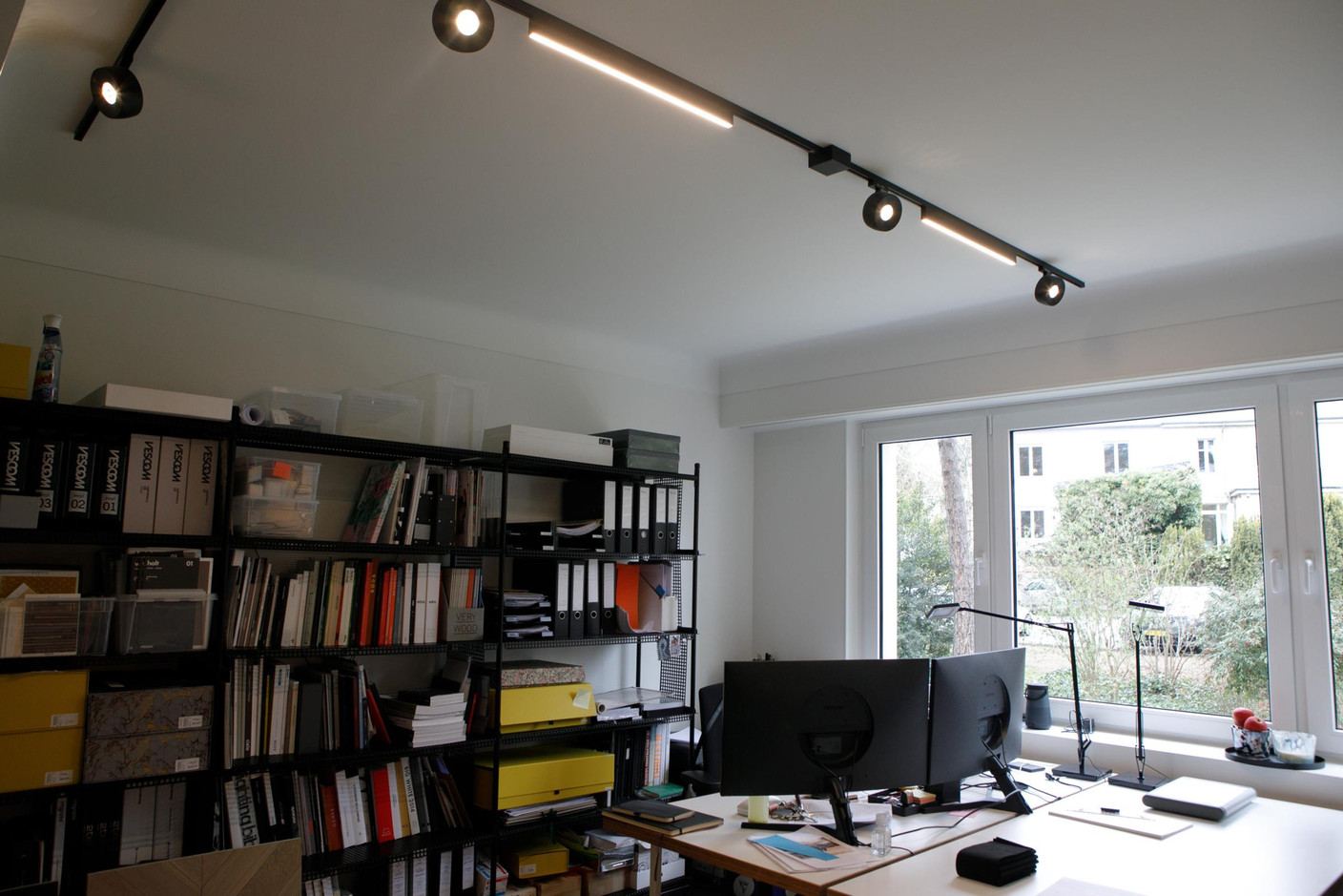 Les environnements de travail sont sobres et lumineux. (Photo: Matic Zorman / Maison Moderne)