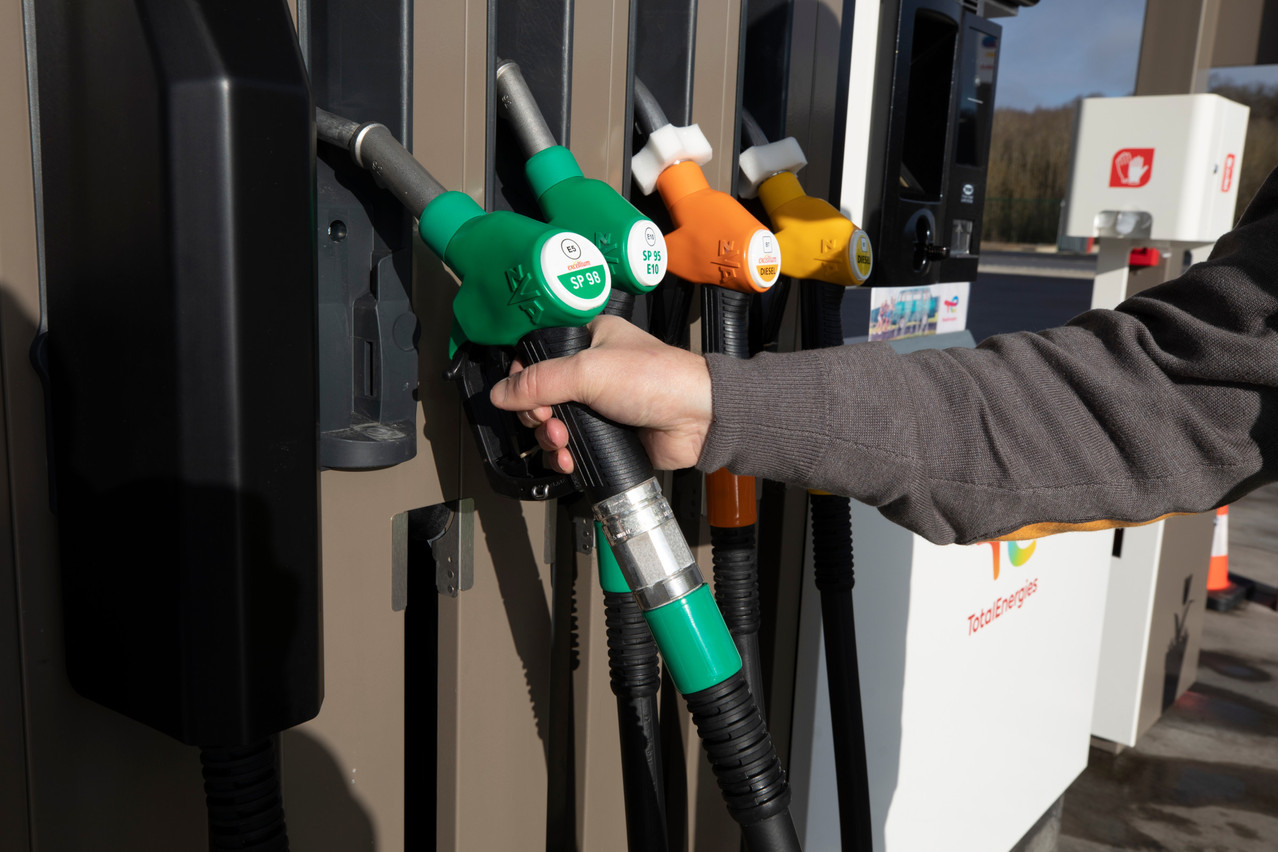 According to Statec, fuel sales in the grand duchy have dropped by 10% over one year for petrol and 20% for diesel between June and October 2022. Photo: Guy Wolff/Maison Moderne/Archives
