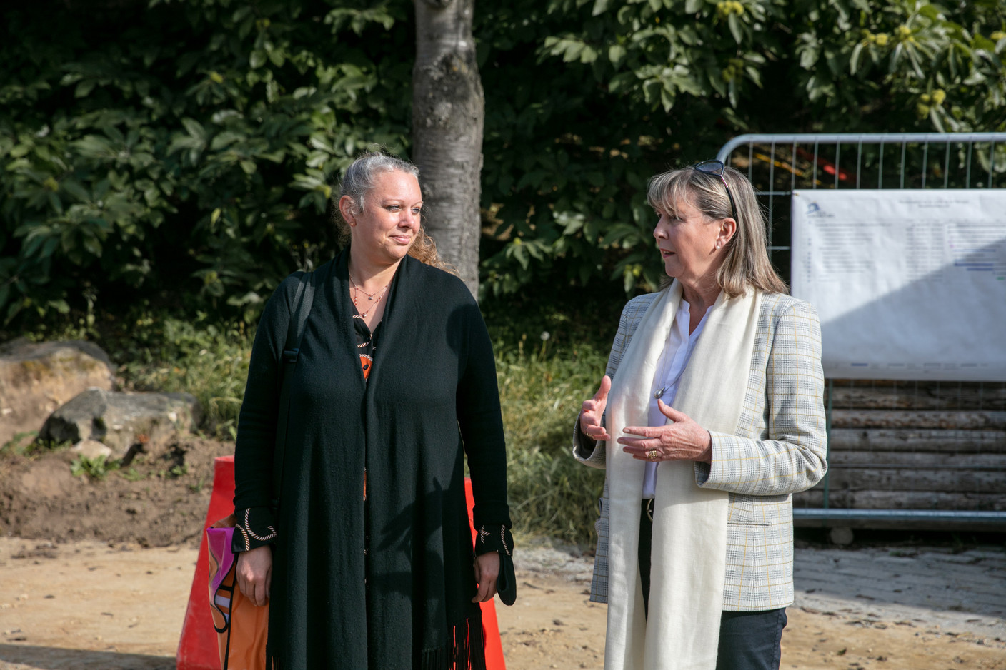 Carole Dieschbourg (déi Gréng), minister for the environment, climate and sustainable development, together with Lydie Polfer (DP) on a visit of the construction site. Photo: Romain Gamba / Maison Moderne