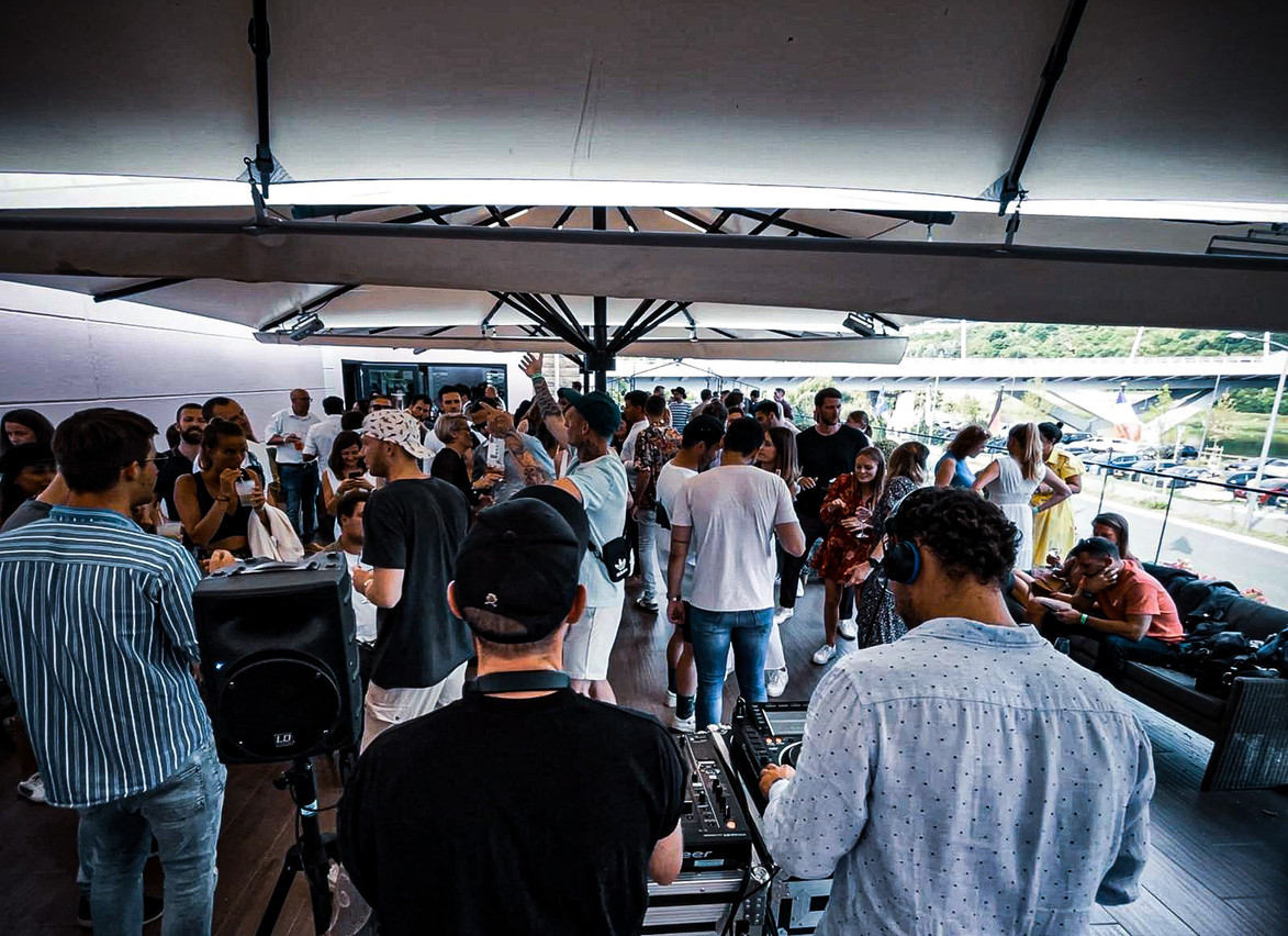 Les DJs Ariel et Ironikmusic étaient en charge de chauffer la terrasse des Caves Bernard-Massard, ce dimanche, et on peut dire que la mission fut accomplie! (Photo: DR)