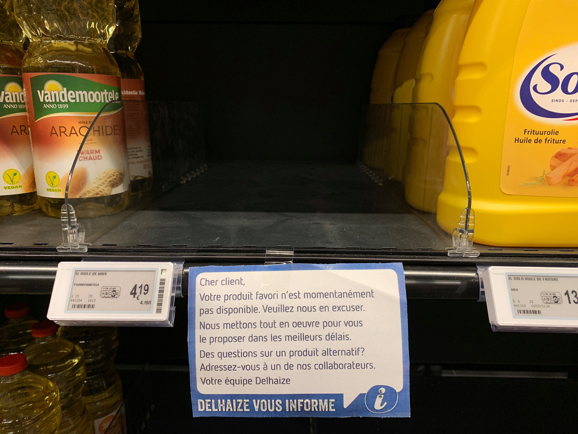 Certaines références se font rares dans les rayons. Comme ici, chez Delhaize, où l’enseigne s’excuse auprès des clients. (Photo: Paperjam)