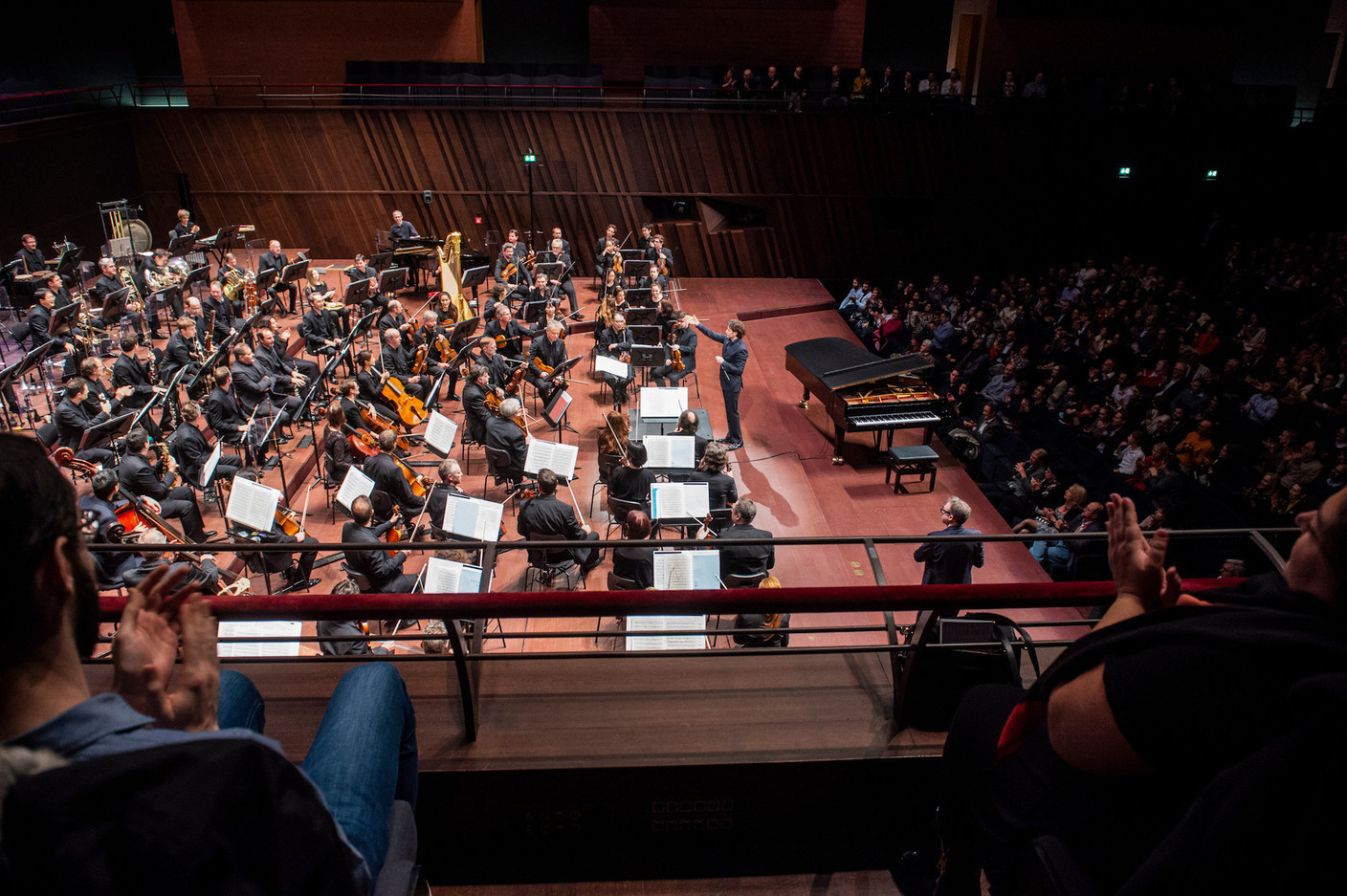 La baguette de Gustavo Gimeno et les 90 musiciens n’auront de cesse de faire s’envoler les «Symphonic Dances» de Rachmaninov pendant les deux heures de représentation. Puis, improvisation de Zygel. Ovation du public. (Photo: Anthony Dehez/Archives)