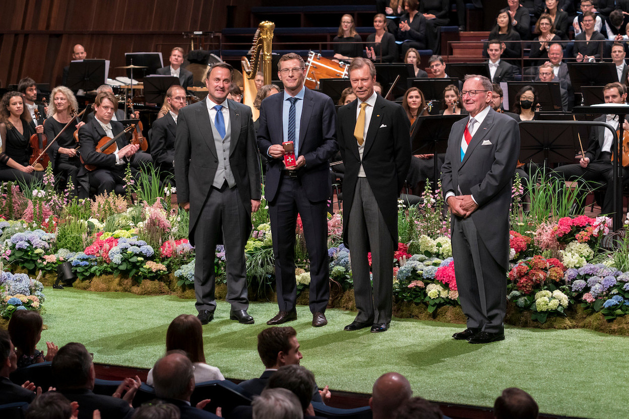 Philipp Crowther receives his medal as an officer of the Order of Merit from Grand Duke Henri, flanked by prime minister Xavier Bettel and parliament president Fernand Etgen. SIP / Emmanuel Claude