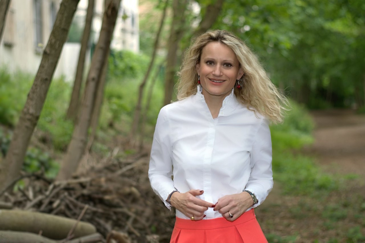 On AI, according to Gabrielle Halpern, “the subject is no longer technical. It is philosophical, moral, political, democratic. Why have human beings imagined such a tool? What anguish, what need does it respond to?” (Photo: Frédérique Touitou)