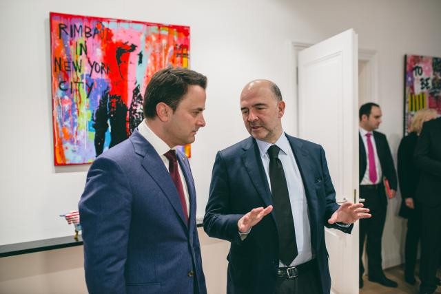 La dernière fois que Pierre Moscovici avait visité Xavier Bettel à l'Hôtel de Bourgogne, il était candidat officieux au poste de commissaire européen qu'il occupe actuellement. (Photo: Sven Becker)