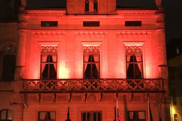 Le bâtiment de la Chambre s’illuminera toute la semaine aux couleurs de l’Orange Week. (Photo: Twitter)