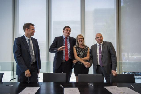 Vincent Jacquet (LCGB-SESF), Yves Maas (ABBL), Véronique Eischen (OGBL-SBA) et Roberto Scolati (Aleba) ont signé jeudi l’avenant à la convention collective du secteur bancaire 2014-2016 pour la prolonger jusqu’à fin 2017. (Photo: Mike Zenari)