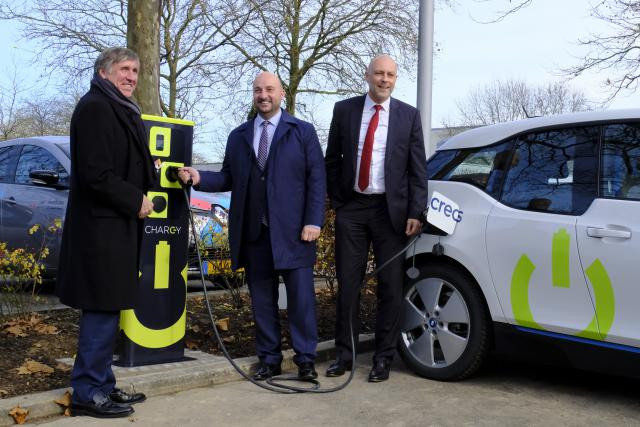 Inaugurées jeudi, les premières bornes de rechargement pour véhicules électriques ou hybrides seront officiellement opérationnelles en avril 2017. (Photo: MDDI)