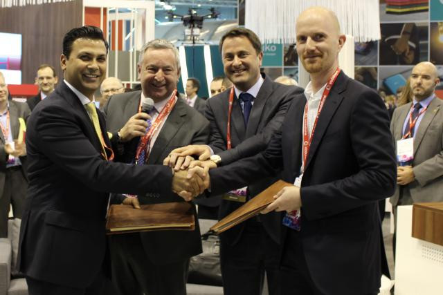Ninian Wilson (centre-gauche), CEO de Vodafone Procurement Company, et le Premier ministre, Xavier Bettel, officialisant le lancement du Tomorrow Street Innovation Centre au Mobile World Congress de Barcelone. (Photo: DR)