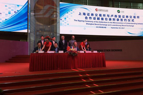 Robert Scharfe, le CEO de la Bourse de Luxembourg, aux côtés de son homologue de la Bourse de Shanghai, lors du lancement de l'indice vert. Le ministre des Finances, Pierre Gramegna, est en arrière plan. (Photo Twitter/Bourse de Luxembourg)