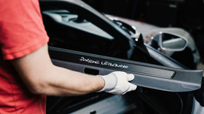 The door sills are also in black brushed aluminium, adorned with luminous “Porsche Lëtzebuerg” lettering, the signature of Jacques Schneider. Photo: Porsche