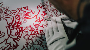 Painters applied a delicate flaming red lion motif by hand to the glacier grey metallic paint, requiring more than 20 production steps. This motif adorns the bonnet, wings, doors, side panels, fuel filler cap, rear spoiler and roof of the 911 GT3. Photo: Porsche
