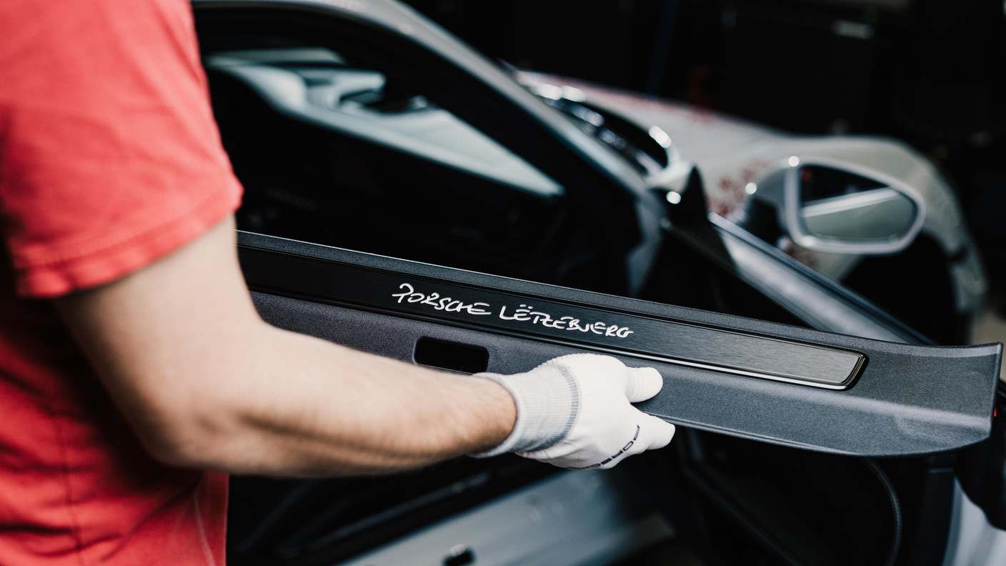 The door sills are also in black brushed aluminium, adorned with luminous “Porsche Lëtzebuerg” lettering, the signature of Jacques Schneider. Photo: Porsche