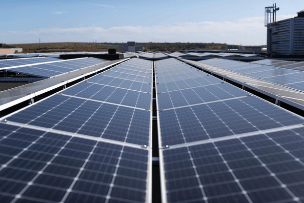 
Dans le cadre du premier appel d’offres émis par l’État, Enovos installera, en collaboration avec de nombreux partenaires professionnels, des centrales photovoltaïques d’une puissance totale de 13,9MWc. (Photo: Post)