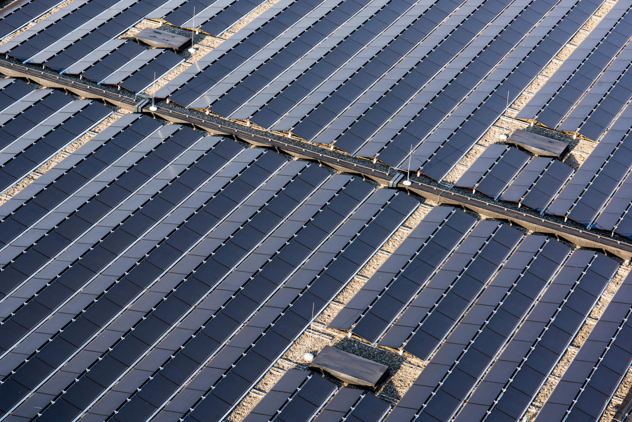 Les toitures de plusieurs entreprises ou institutions (ici, la Rockhal) sont déjà équipées de centrales photovoltaïques, mais Claude Turmes souhaite intensifier la tendance. (Photo: Nader Ghavami)
