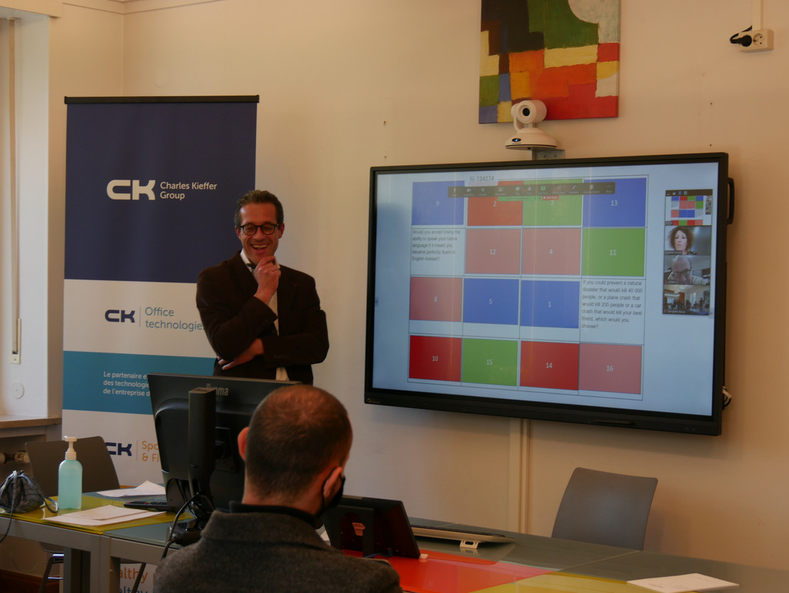 Lors des cours en phygital, le professeur veille à une bonne collaboration entre les élèves présents et ceux assistant au cours à distance.  (Photo: Prolingua)