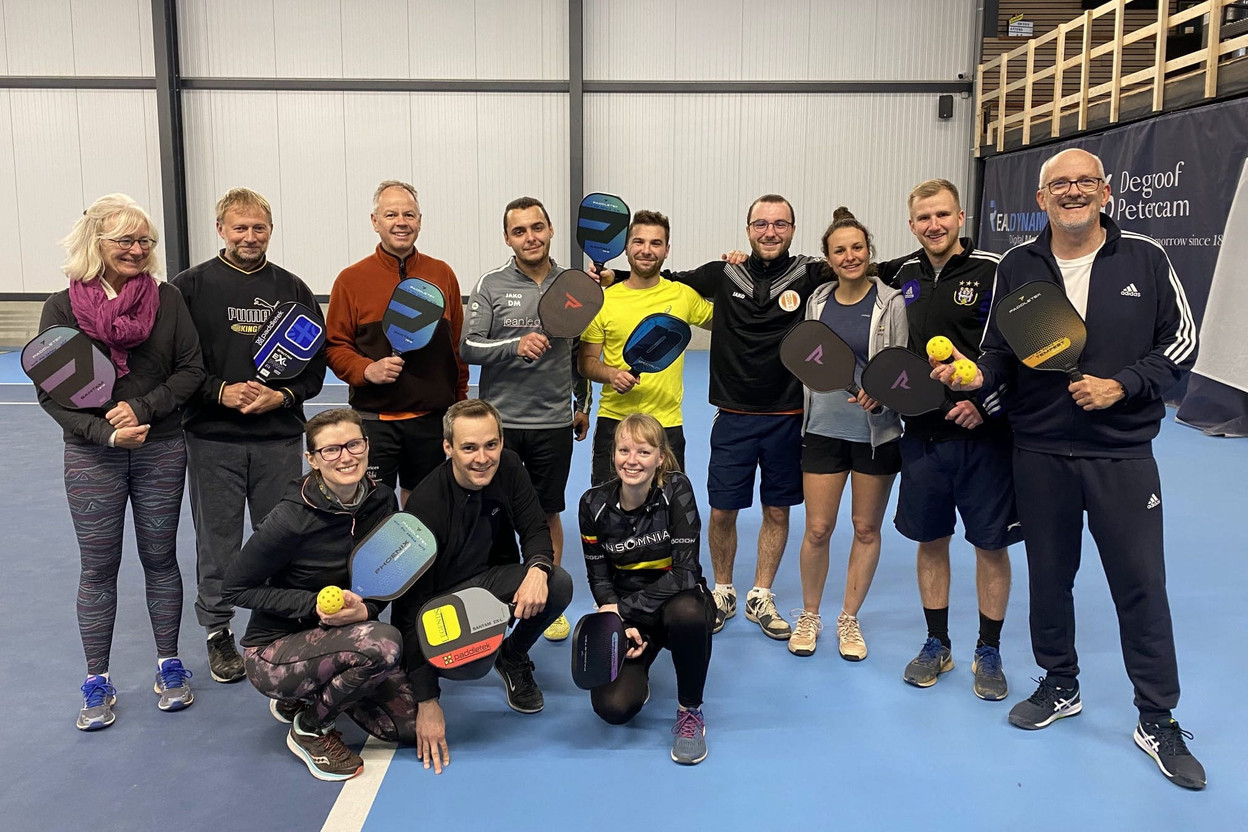 Pickleball players at one of Letzpickleball’s sessions in Arlon (at the Garisart tennis club). Valentin Quisquater (front row, middle) manages the courts in Arlon, while his father Benoit Quisquater looks after those in Howald. Photo: Letzpickleball