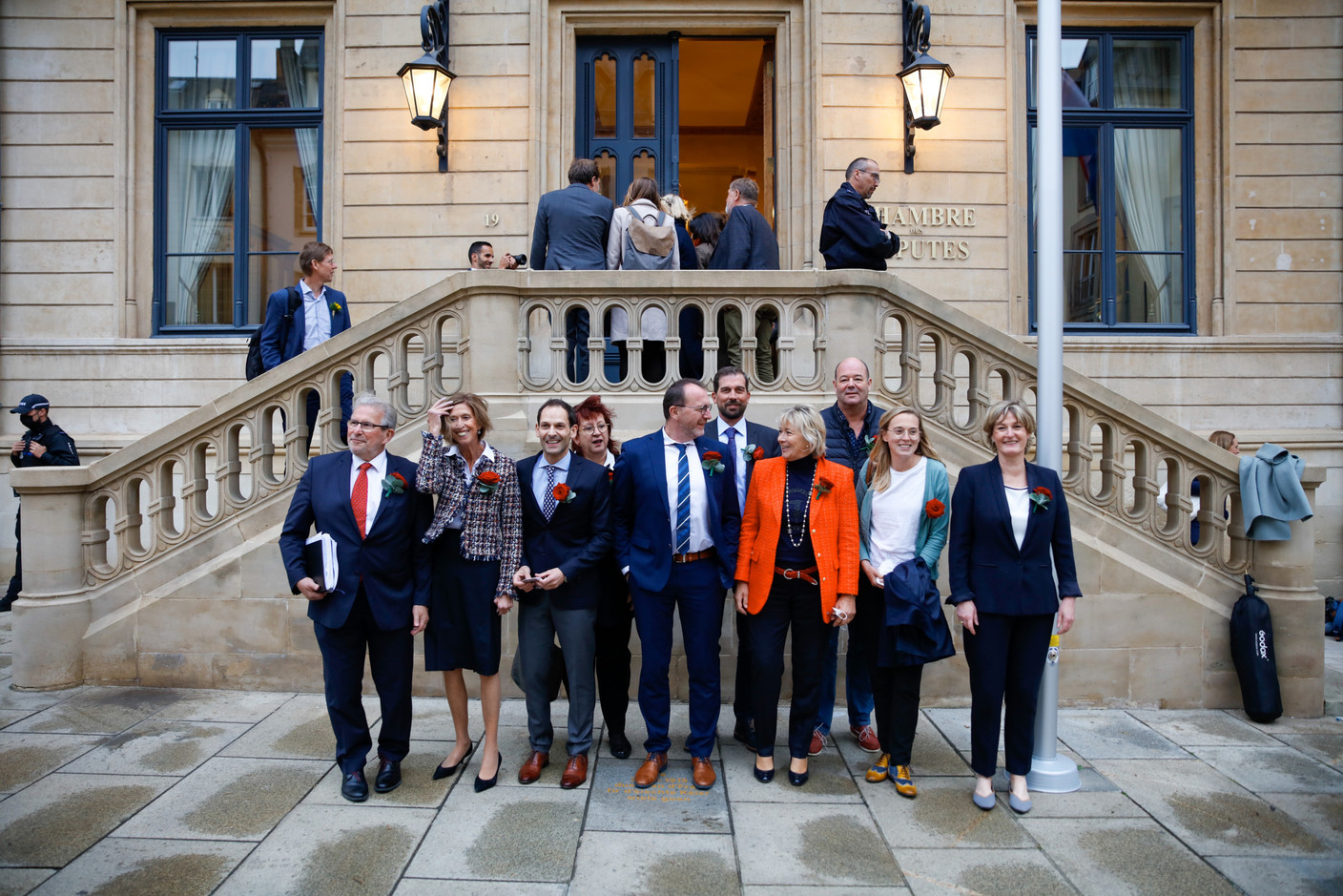 Les députés du LSAP posent devant la Chambre, autour de leur chef de fraction, Georges Engel (5e en partant de la gauche). (Photo: Romain Gamba/Maison Moderne)