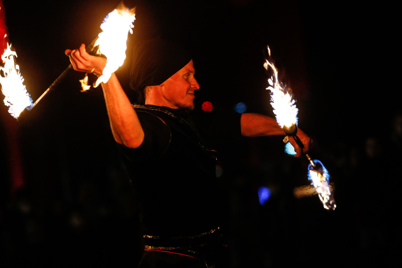 Les jongleurs de feux toujours un spectacle pour le public. (Photo: Guy Wolff/Maison Moderne)