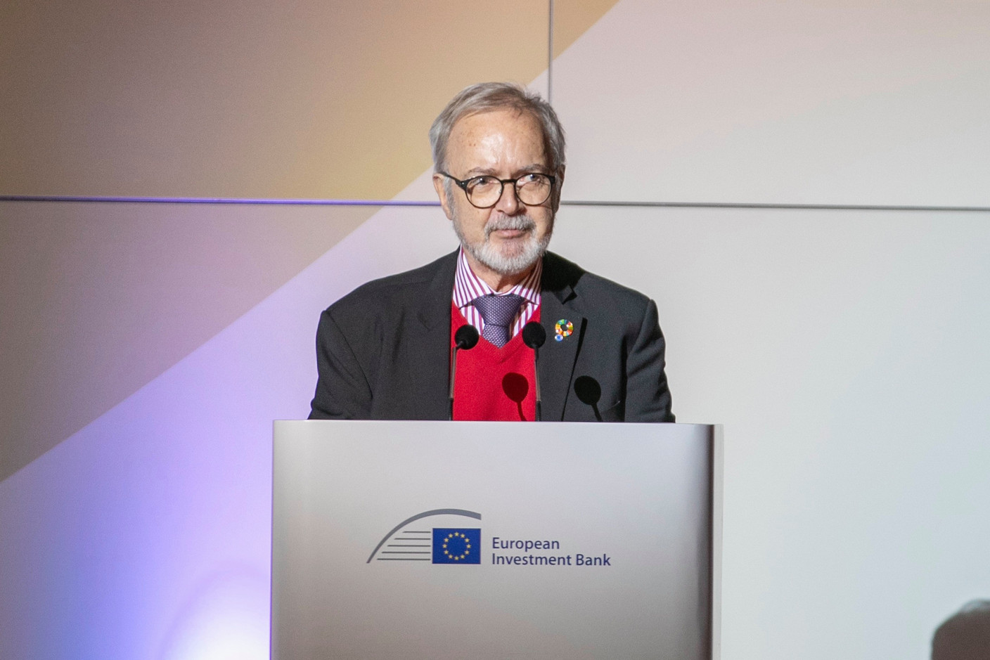 Werner Hoyer, president of the European Investment Bank, speaking at the 2023 European Microfinance Award ceremony, 16 November 2023. Photo: Infine