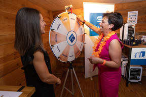 Luisa Peixoto (Foyer) and Teresa Rehlinger (Immo Teresa), who won a €500 Gold Travel voucher at the Delano summer party, 13 July 2023. Photo: Guy Wolff/Maison Moderne