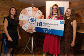 Luisa Peixoto and Séverine Chapelotte (Foyer) present a €500 Gold Travel voucher won by Krystina Charniak at the Delano summer party, 13 July 2023. Photo: Guy Wolff/Maison Moderne
