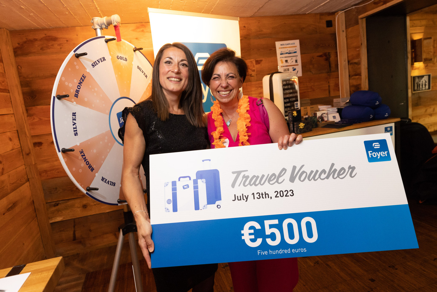 Luisa Peixoto (Foyer) and Teresa Rehlinger (Immo Teresa), who won a €500 Gold Travel voucher at the Delano summer party, 13 July 2023. Photo: Guy Wolff/Maison Moderne