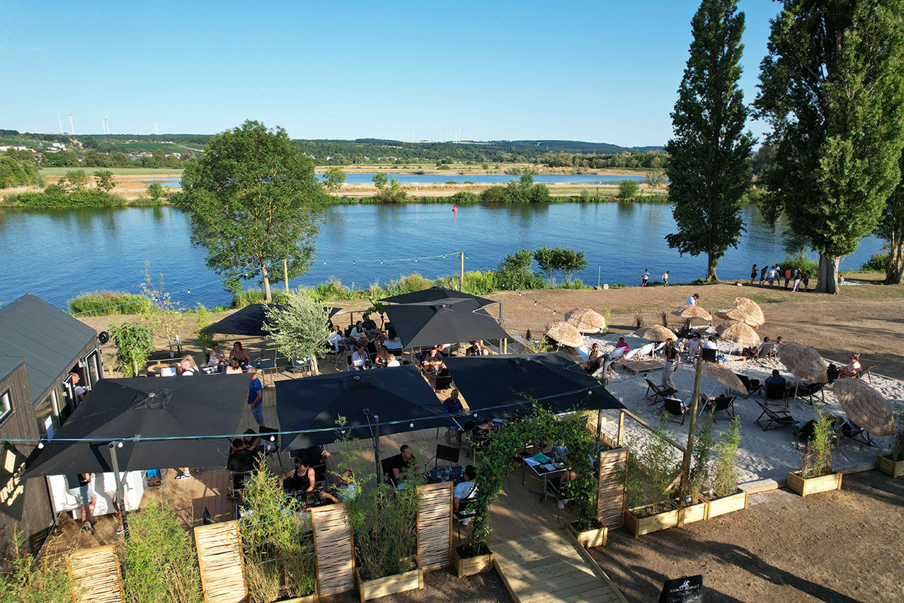 Le Tiny Bar dispose d’une grande terrasse avec un coin plage recouvert de sable équipé de transats et de parasols.  (Photo: Tiny Bar)
