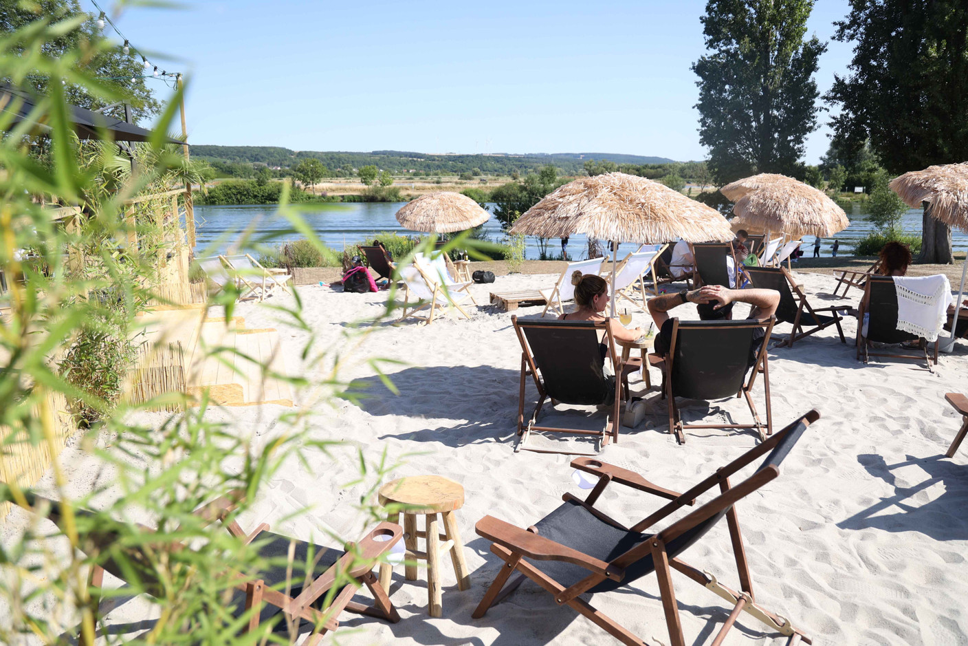 Sable fin et vue sur l’eau, on se croirait presque en vacances au Tiny Bar. (Photo: Tiny Bar)