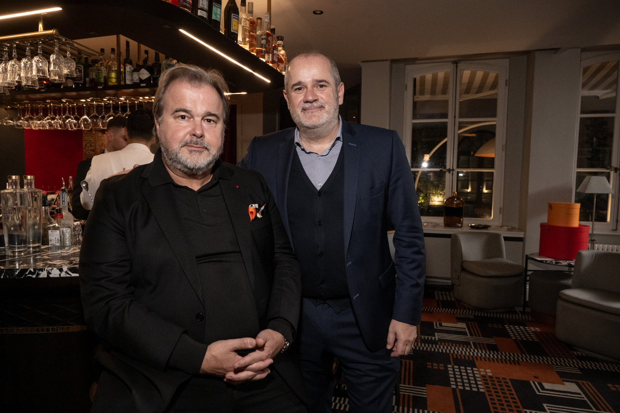 Le pâtissier Pierre Hermé (à gauche) est venu à Luxembourg pour célébrer l’ouverture de sa boutique dans la capitale, dont la franchise a été ouverte par Stéphane Cambou (à droite). (Photo: Nader Ghavami)