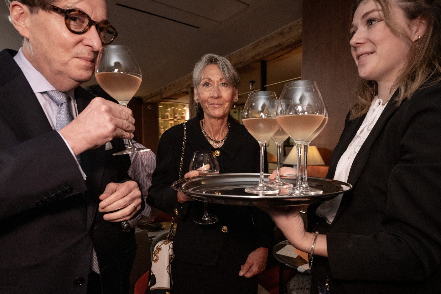 Des cocktails sur mesure ont été inventés pour la soirée, comme ici le cocktail inspiré du macaron Ispahan.  (Photo: Nader Ghavami)