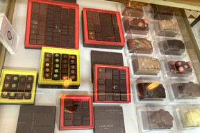 Dans la boutique, on trouve aussi des chocolats et des cakes. (Photo: Paperjam)