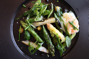 Déclinaison d’asperges vertes cuites et crues, pickles d’asperges, œuf poché et réduction d’agrumes. (Photo: Marie Russillo/Maison Moderne)
