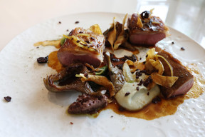 Agneau, artichauts poivrade, crème d’artichauts, tapenade d’olives, jus d’agneau au thym. (Photo: Marie Russillo/Maison Moderne)