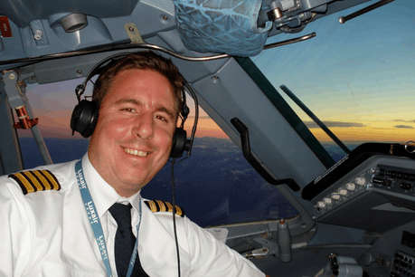 Aurélien Guittet est pilote et instructeur sur le De Havilland Q400 de Luxair. (Photo: MyCockpitView)