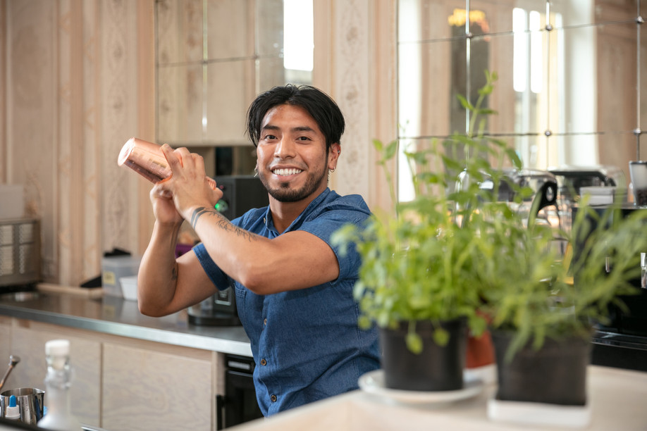 Jersson Olivares is not only the pastry chef at the Kay, he is also in charge of the shaker Photo: Romain Gamba/Maison Moderne